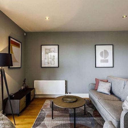 Private Room Available In Spacious High Rise Apartment With Park & City View Dublino Esterno foto