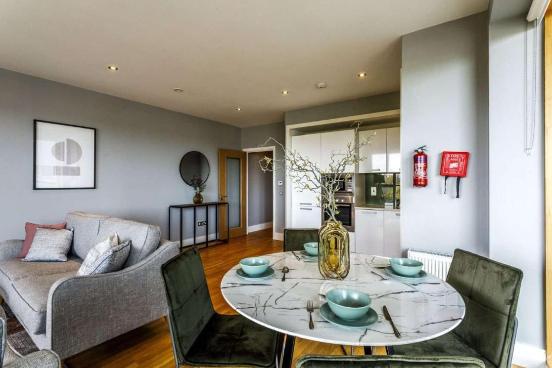 Private Room Available In Spacious High Rise Apartment With Park & City View Dublino Esterno foto