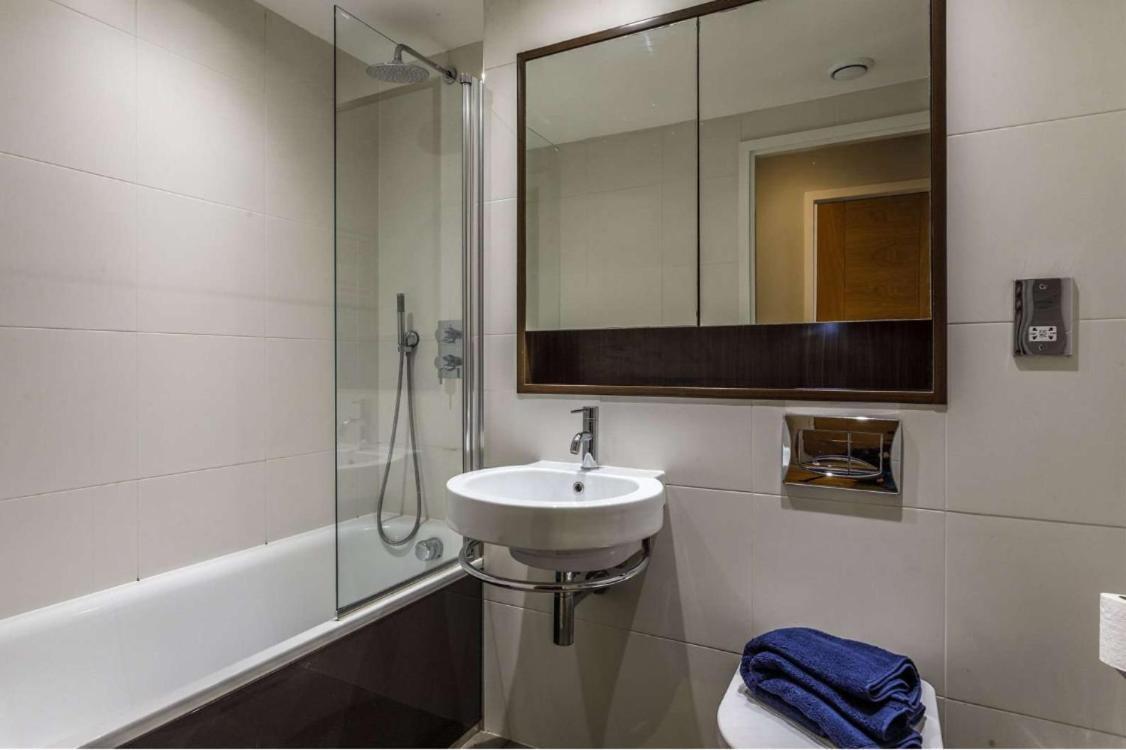 Private Room Available In Spacious High Rise Apartment With Park & City View Dublino Esterno foto